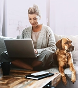 Femme avec chien de compagnie sur le divan